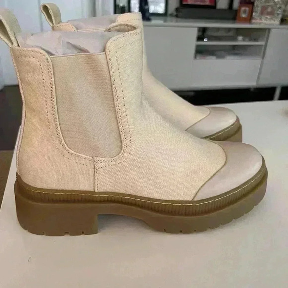 Brand New Olivia  Miller Zadie Boots in Ivory Size 7.5 - Picture 2 of 11